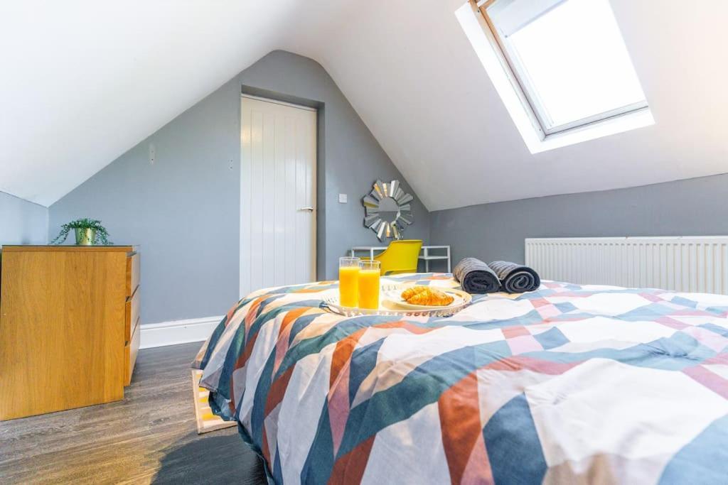 2 - Bed Haven With Free Parking Apartamento